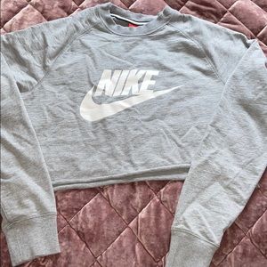 Cropped Nike crewneck